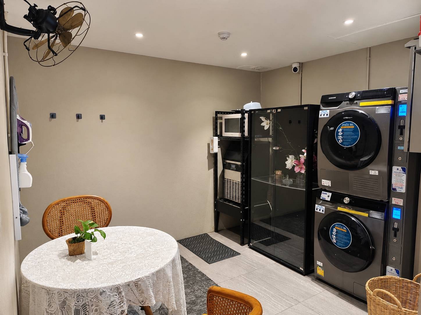 All-day self-service laundry